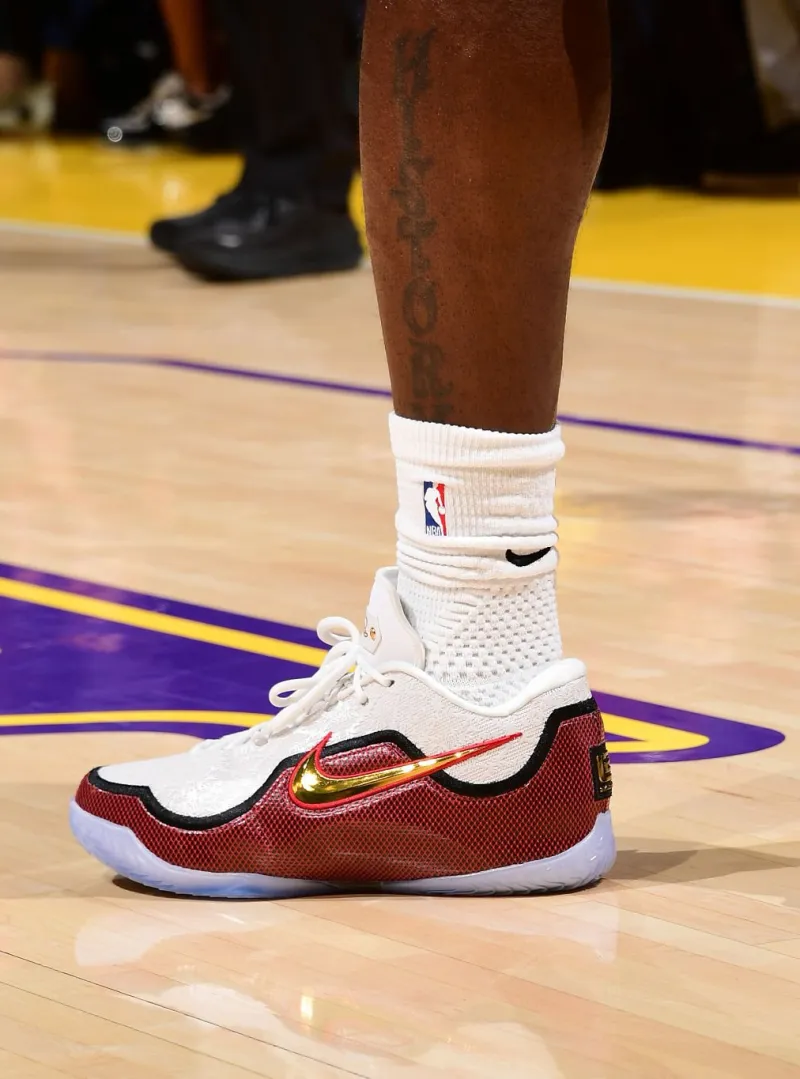 开云-詹姆斯穿着盛大启幕配色Lebron23，得到18分4篮板6助攻3抢断